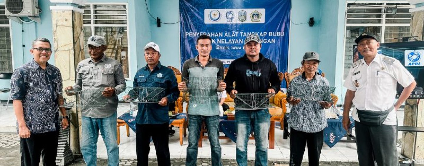Advancing Sustainable Crab Fisheries: APRI Distribution Bubu Traps to Gresik Fishers