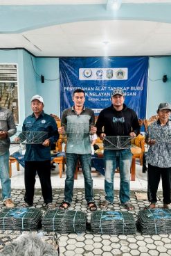 Advancing Sustainable Crab Fisheries: APRI Distribution Bubu Traps to Gresik Fishers