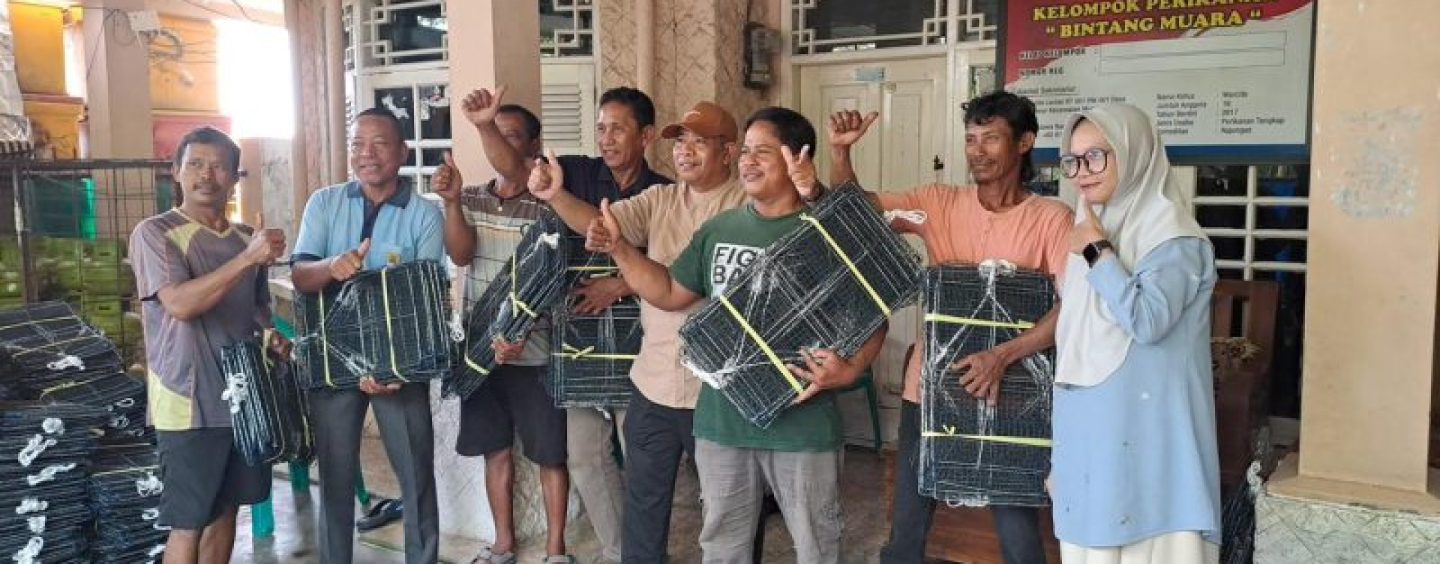 PT KBT Again Distributes Bubu Fishing Gear to Fishermen in Waruduwur, Cirebon to Support Marine Mammal